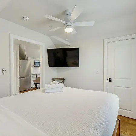 Apartment Modern Downtown Escape Modern Decor Fast Wifi *