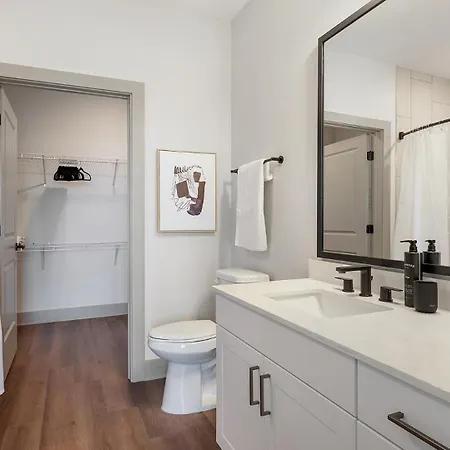 Landing Modern 2bd Gym Courtyard Apartment