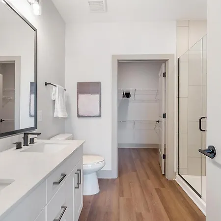 Landing Modern 2bd Gym Courtyard Apartment *
