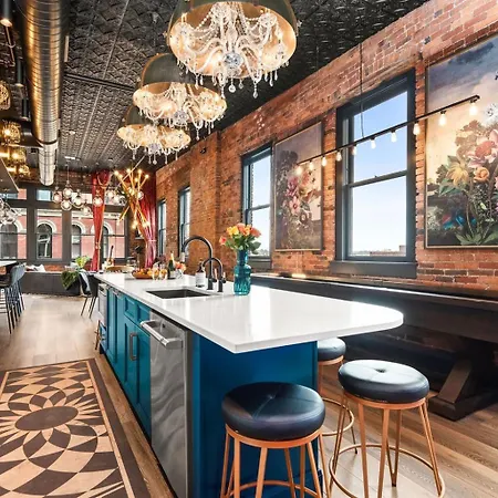 Holiday home The Velvet Songbird Downtown Luxe Sleeps 24
