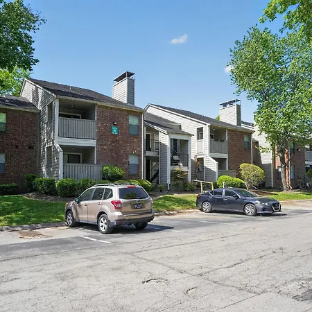 Cozy Retreat Near Airport & Hotspots Apartment