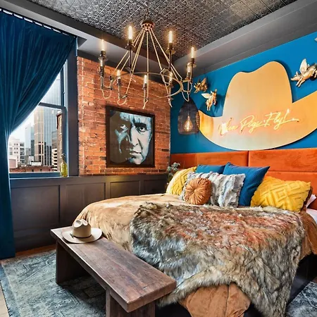 The Velvet Songbird Downtown Luxe Sleeps 24 *