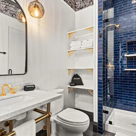 The Velvet Songbird Downtown Luxe Sleeps 24 Holiday home *