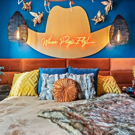 Holiday home The Velvet Songbird Downtown Luxe Sleeps 24