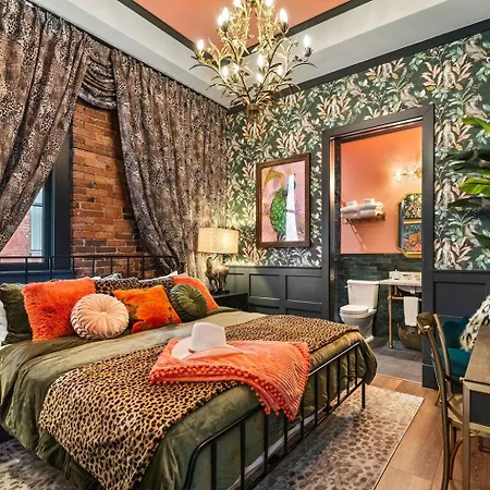 The Velvet Songbird Downtown Luxe Sleeps 24 Holiday home *
