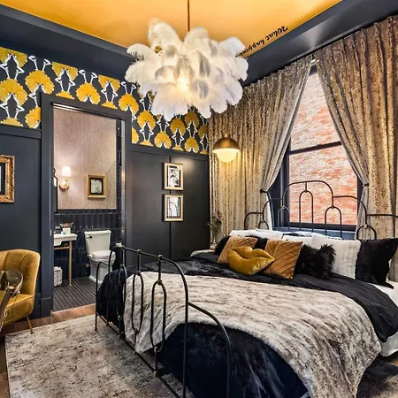 The Velvet Songbird Downtown Luxe Sleeps 24 Holiday home *