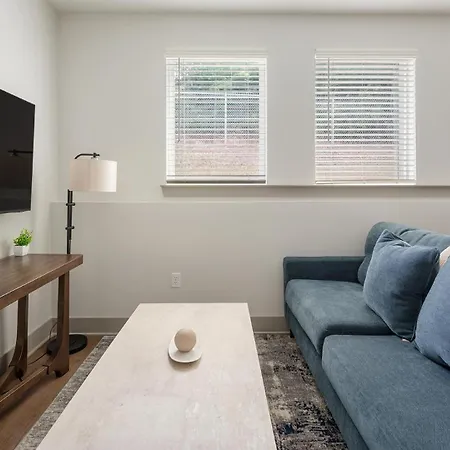 Landing Modern 2bd Gym Courtyard Apartment