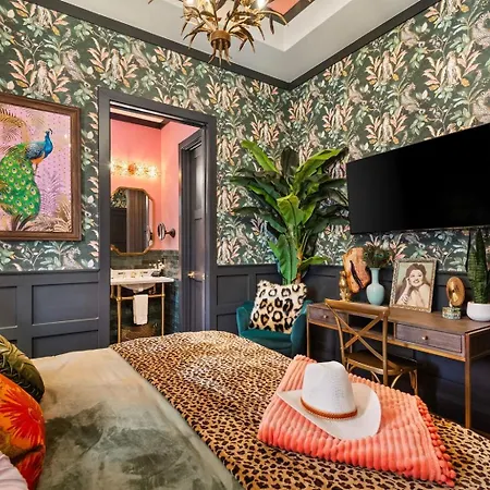 Holiday home The Songbird-luxury Penthouse Steps To Broadway *