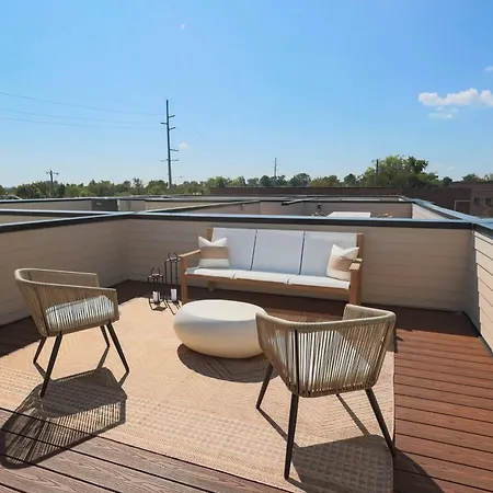 Heated Pool, Sauna & Firepit | Walk To Live Music *