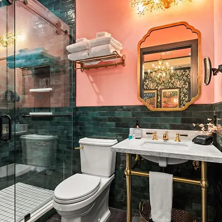 Holiday home The Songbird-luxury Penthouse Steps To Broadway