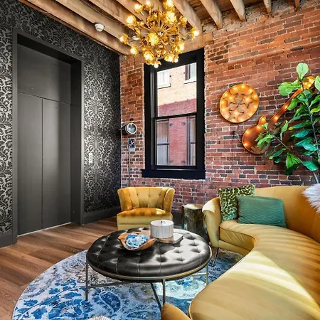 The Velvet Songbird Downtown Luxe Sleeps 24 Holiday home