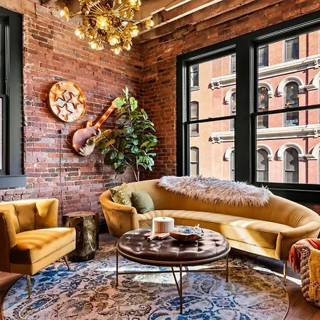 The Velvet Songbird Downtown Luxe Sleeps 24 Holiday home