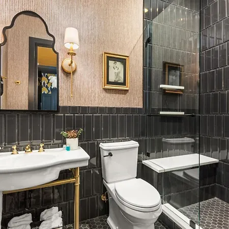 The Songbird-luxury Penthouse Steps To Broadway Holiday home *