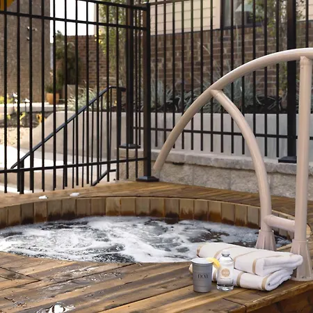 Modern 4br | Easy To Broadway + Heated Pool