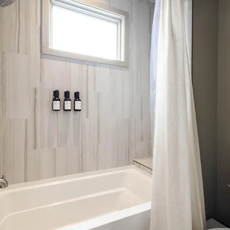 Amenities - Heated Pool Near Broadway Nashville