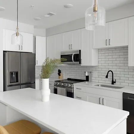 Landing Modern 2bd Gym Courtyard Apartment