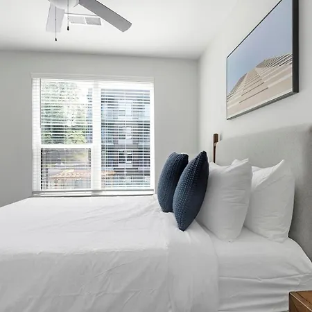Landing Modern 2bd Gym Courtyard Apartment *