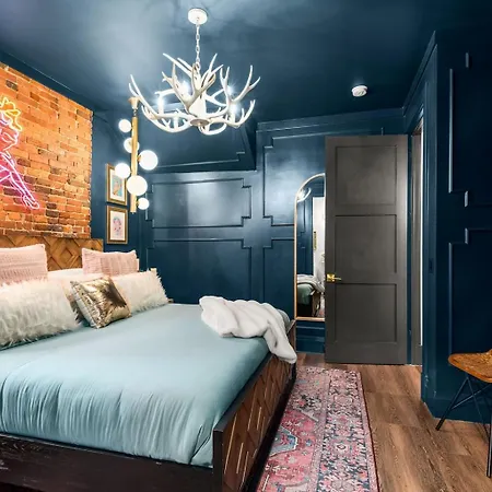 The Velvet Songbird Downtown Luxe Sleeps 24 Nashville