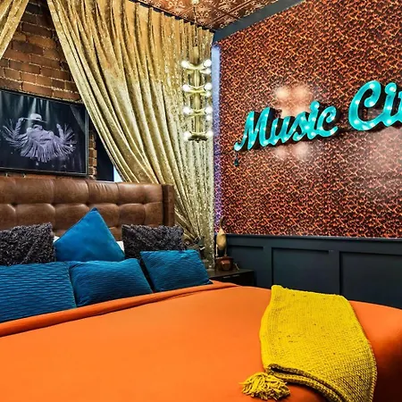 The Velvet Songbird Downtown Luxe Sleeps 24 Holiday home Nashville