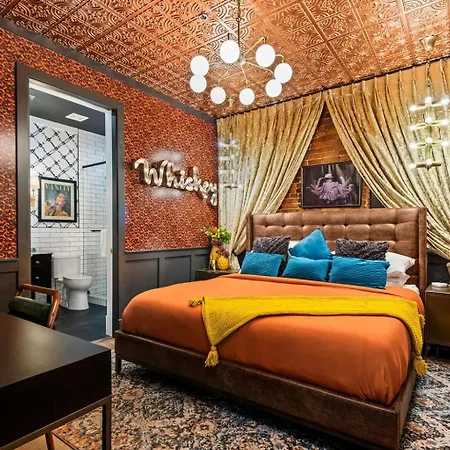 Holiday home The Velvet Songbird Downtown Luxe Sleeps 24