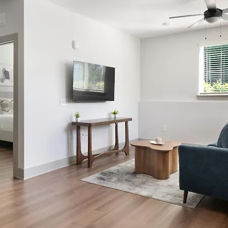 Landing Modern 2bd Gym Courtyard Nashville