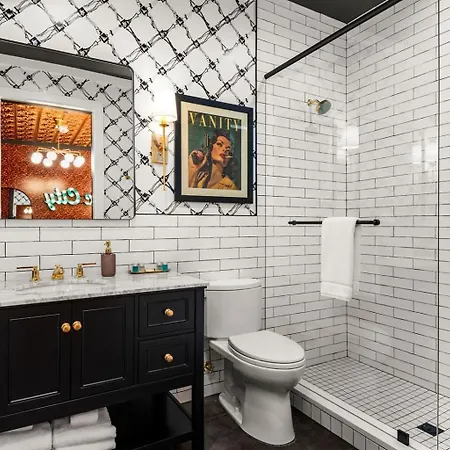 The Velvet Songbird Downtown Luxe Sleeps 24 Holiday home *