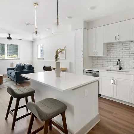 Landing Modern 2bd Gym Courtyard