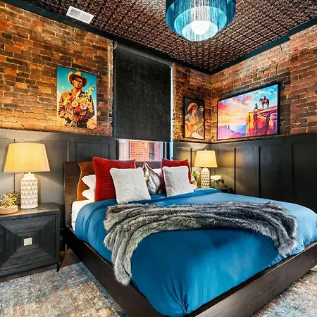 Holiday home The Velvet Songbird Downtown Luxe Sleeps 24