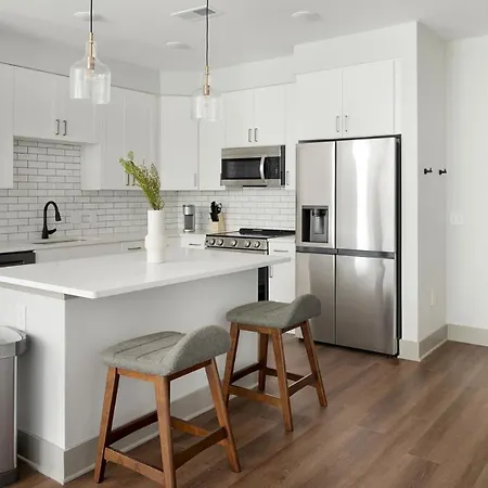 Landing Modern 2bd Gym Courtyard Apartment