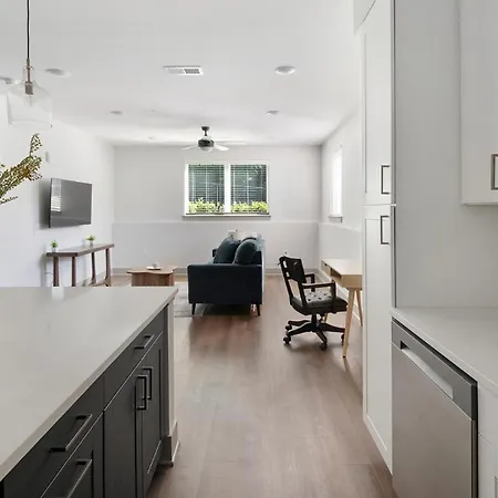 Landing Modern 2bd Gym Courtyard