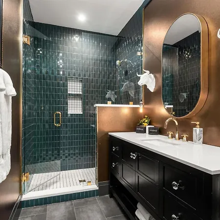 Holiday home The Velvet Songbird Downtown Luxe Sleeps 24