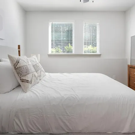 Landing Modern 2bd Gym Courtyard Apartment