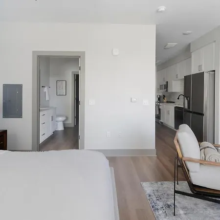 Landing Modern 2bd Gym Courtyard Apartment