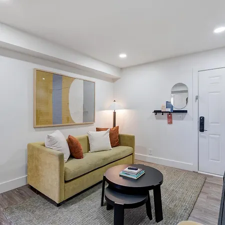 1705 State Street Hotel 5*