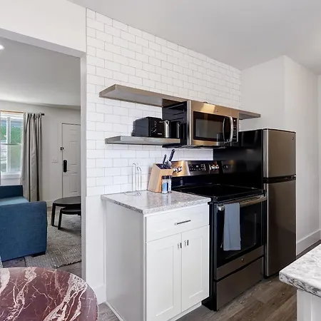 Hotel 1705 State Street 5*
