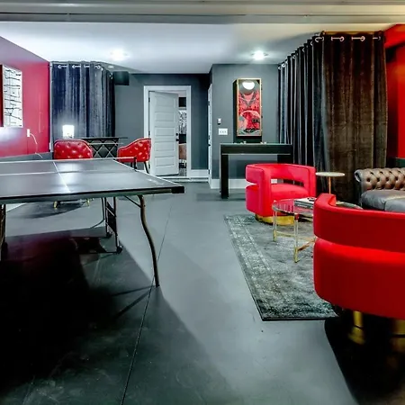 Playmate Lounge Rooftop Hot Tub Game Holiday home