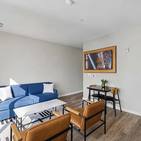 Sway - Pool - Gym - Mins To Broadway Holiday home
