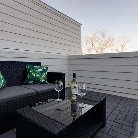 Twin Townhomes - 8br Sleeps 24 Near Dt *