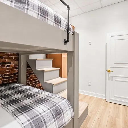 Holiday home Backstage Jam - 2 Units - Walk To Broadway *