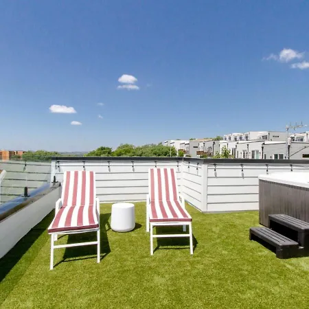 Playmate Lounge Rooftop Hot Tub Game Holiday home *