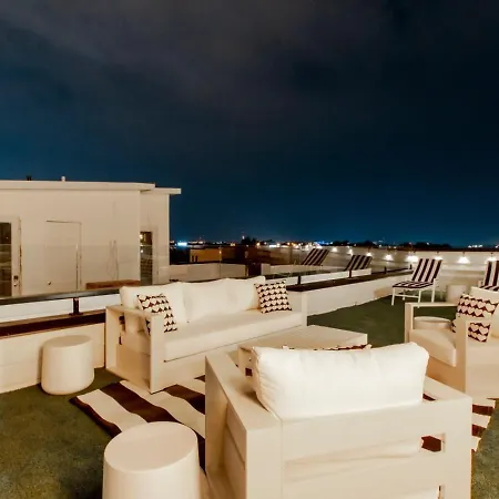 Playmate Lounge Rooftop Hot Tub Game Holiday home