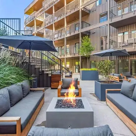 Upscale In Downtown With Pool, Balcony, Gym And Garage Apartment