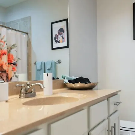 West End Townhome With 2 En-suites And Free Private Parking Nashville