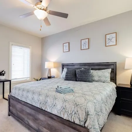 Holiday home West End Townhome With 2 En-suites And Free Private Parking