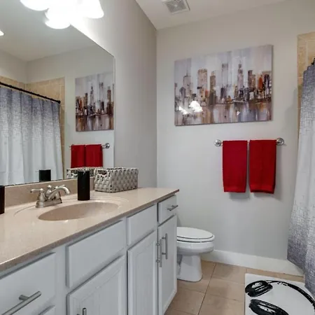 Music Row Luxury - Two King Bedrooms - Private Garage & Ensuite Baths Holiday home