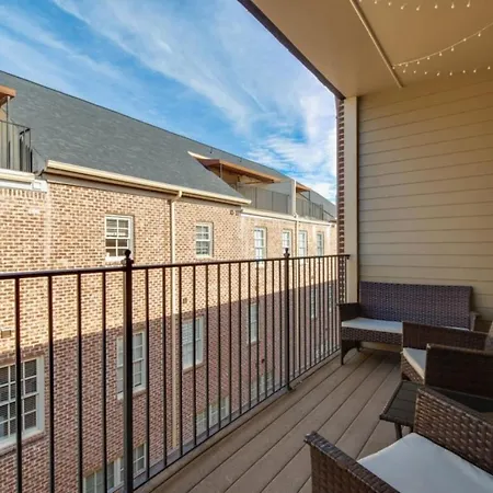 West End Townhome With 2 En-suites And Free Private Parking *