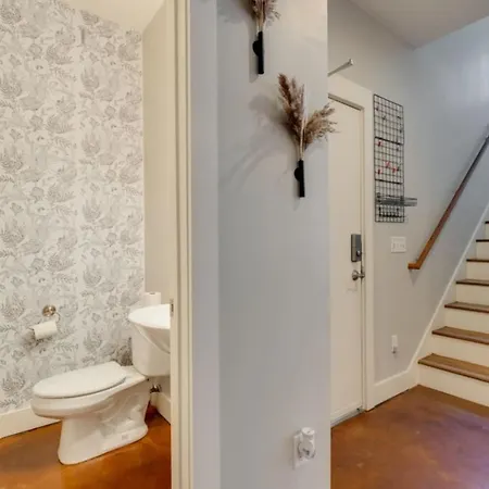West End Townhome With 2 En-suites And Free Private Parking Nashville