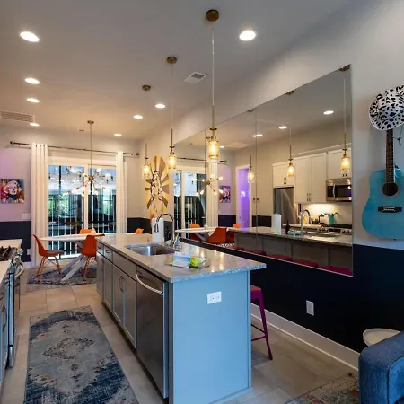 Heights Townhome With Free Parking & 3 Baths *