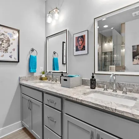 Heights Townhome With Free Parking & 3 Baths Apartment *