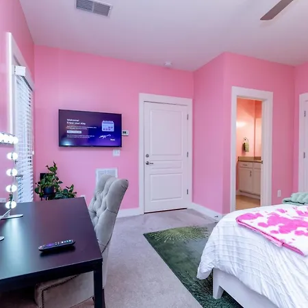 Spacious 3-story West End | Free Garage Parking For 2 | Walk To Vanderbilt & Music Row Apartment Nashville